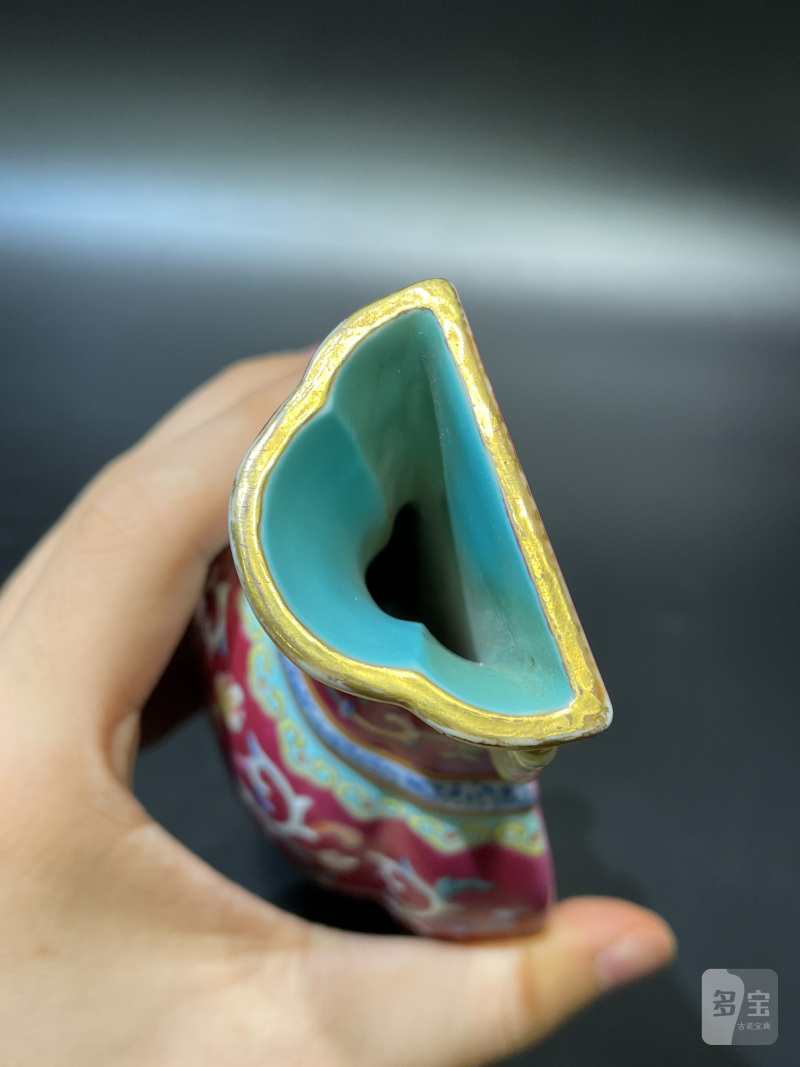 清乾隆 胭脂红地洋彩花卉纹壁瓶 - 图13